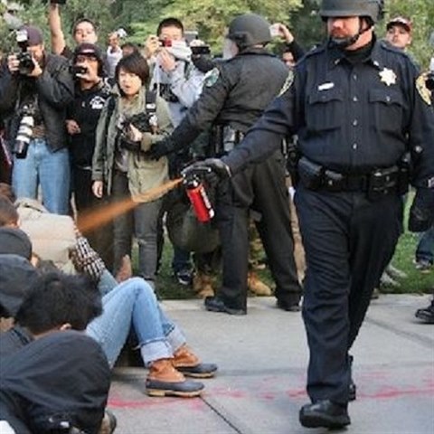Protesty student na kalifornsk Davisov univerzit nerozehnal ani policista...