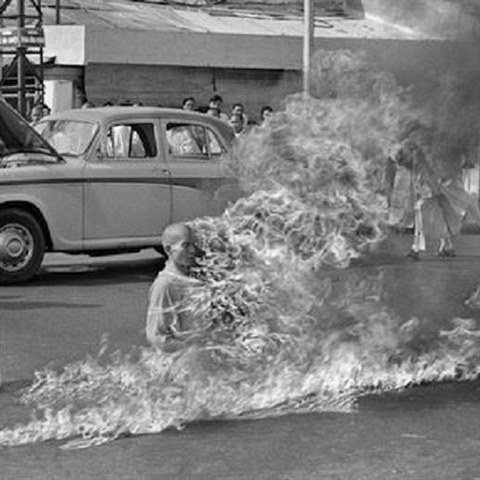 Na protest proti vietnamsk vlce se buddhistick mnich Thich Quang Duc rozhodl...