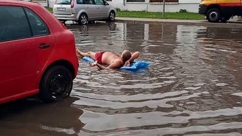 Mu ze Slovenska vyuil velkou loui k relaxu na lehátku.