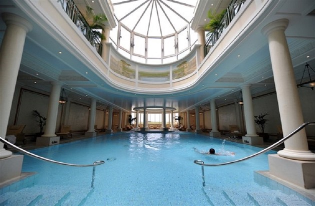 Součástí hotelu je rozsáhlý wellness komplex s vnitřním vyhřívaným bazénem,...