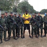 Celebrita her Usain Bolt se ve volných chvílích fotí s vojáky.