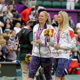 Lucie Hradeck s Andreou Hlavkovou po medailovm ceremonilu na olympid v...