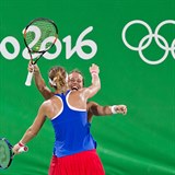 Barbora Strýcová (čelem) s Lucií Šafářovou překvapily olympijské Rio.