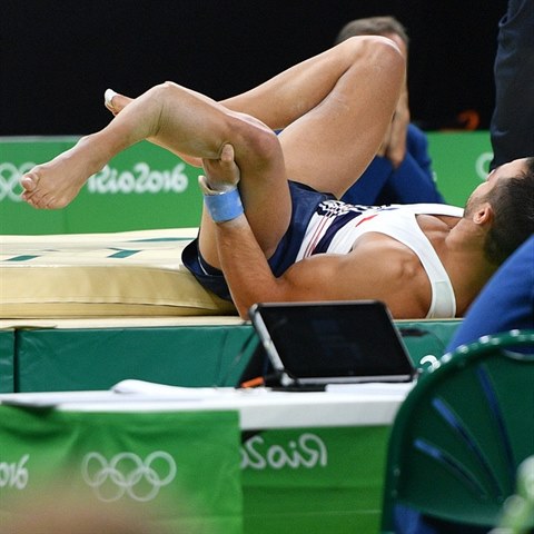 Francouzsk gymnasta Samir Ait Said si tragicky zlomil nohu pi provdn...