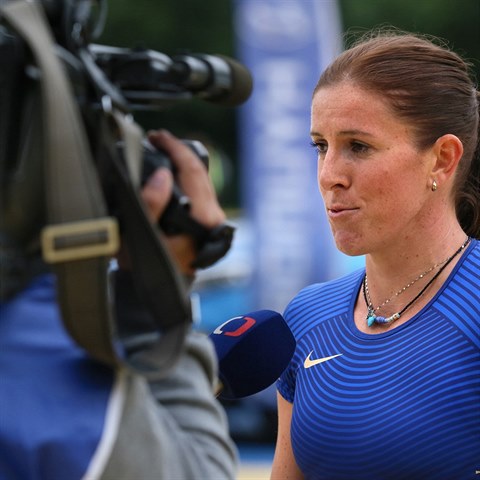 Atletka Zuzana Hejnov jede do Ria obhjit zlatou medaili.