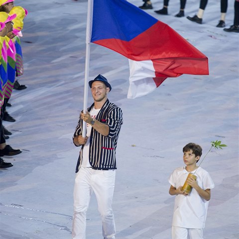 Luk Krplek, esk vlajkono, pi zahajovacm ceremonilu olympidy v Riu.