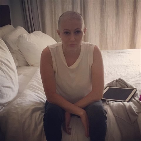 Shannen Dohertyov si kvli rakovin ped asem oholila hlavu.