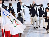 Malá skupinka pod olympijskými kruhy zaila potlesk vestoje. Na sakách mají...