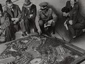 Hitlerovi projektanti nad maketou olympijského msteka, které rozprostíralo na...