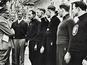 Adolf Hitler v druném hovoru s nmeckými atlety.