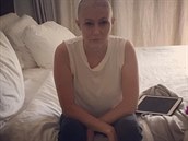 Shannen Dohertyová si kvli rakovin ped asem oholila hlavu.