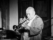 Legendární trumpetista Deczi má nejen co zahrát, ale i íct.