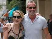 Sharon Stone u� sice není �ádná mladice, má v�ak vedle sebe sexy samce!