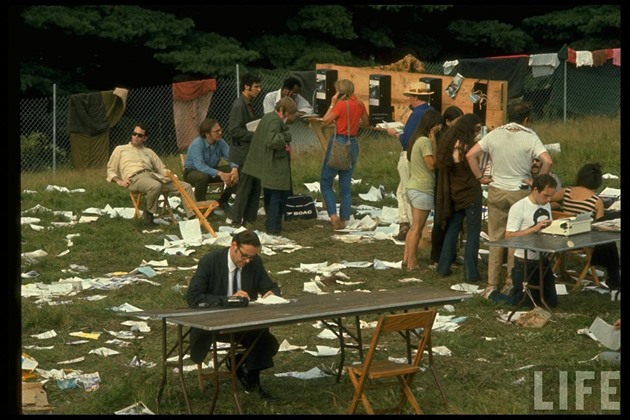 Novini, reportujc pmo z Woodstocku.