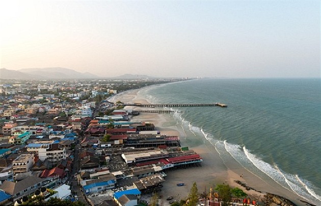 Do letoviska Hua Hin kadoron zamíí i desítky ech.