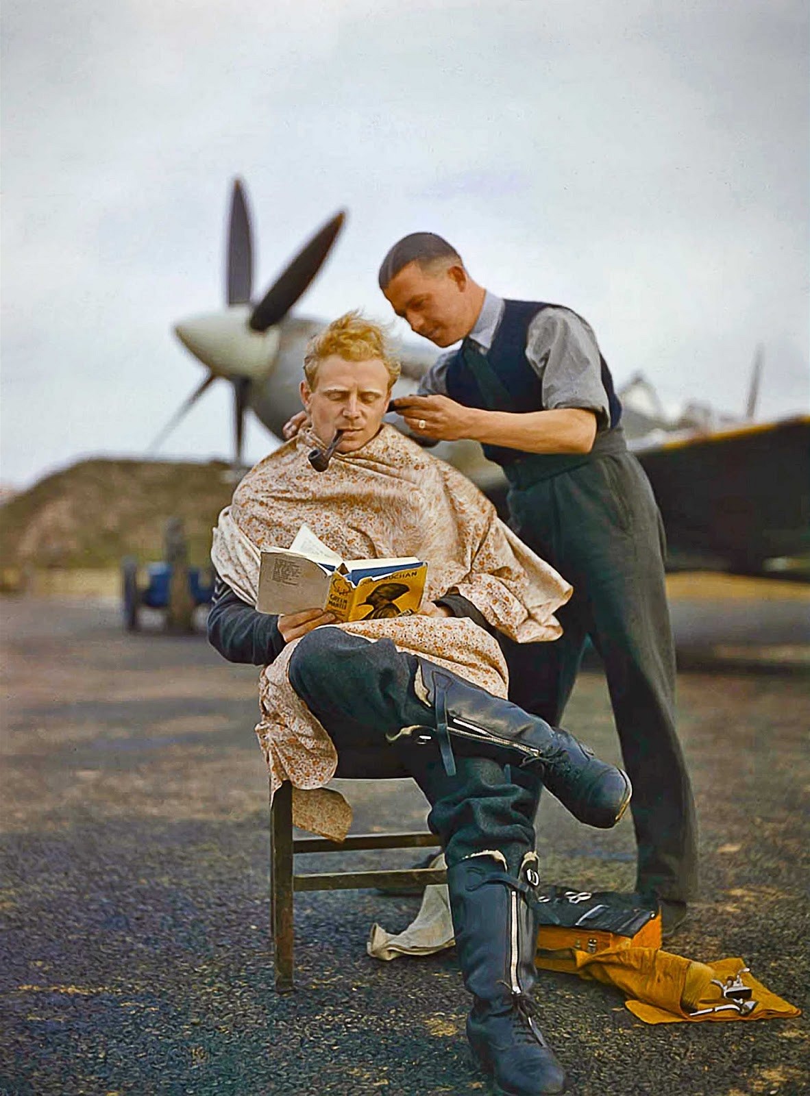Pilot RAF si nechv mezi msiemi zastihnout vlasy.