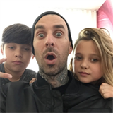 Dvinm otcem je Travis Barker, bubenk pop punkov kapely Blink-182.