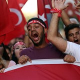 Turci po puči prohlašují, že jsou za Erdogana ochotní i zemřít..