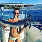 Eliška Bučková je rozhodně nejkrásnější rybářkou na světě.