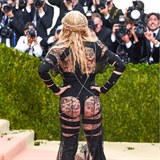 Odvážný model z počátku května 2016. Madonna je pořád sexy kost.