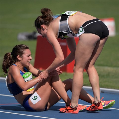 Gesto dvou olympijskch bky Nikki Hamblin z Novho Zlandu a Amerianky...