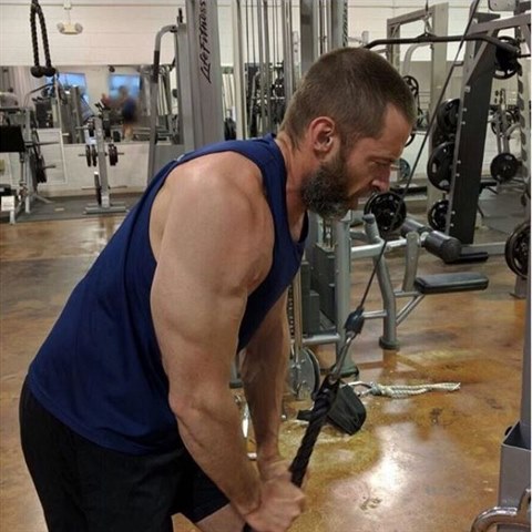 Pot�ebuje si toti� udr�et Wolverinovo t�lo.