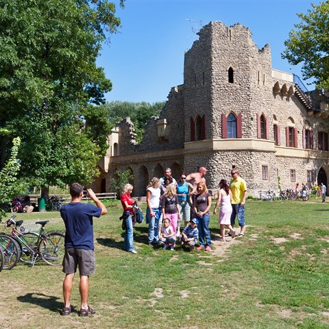 Janv hrad je umle postaven zcenina.