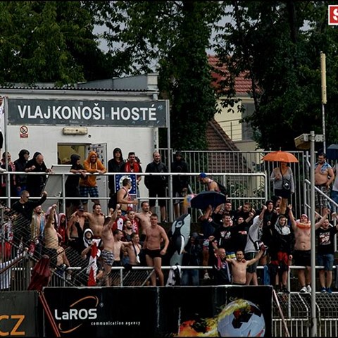 V Brn poniili fanouci Slavie sociln zzem stadionu.