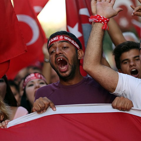 Turci po pui prohlauj, e jsou za Erdogana ochotn i zemt..