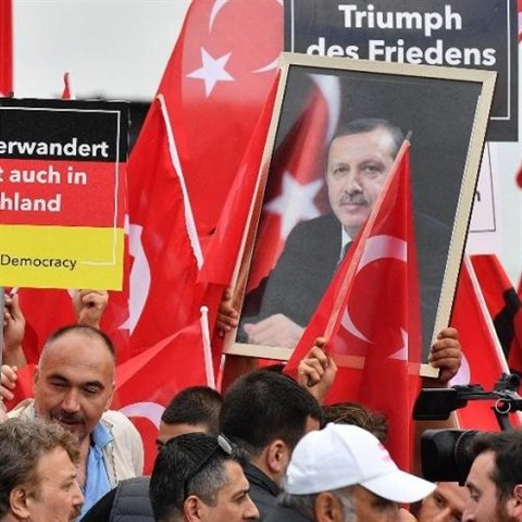 V Nmecku se konaj masivn demonstrace na podporu tureckho prezidenta...