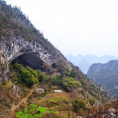 Jeskyn Zhongdong, podle kter m vesnice sv jmno se nachz v horch v...