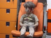 Omran Daqneesh byl vytaen z trosek domu v syrském Aleppu, který byl zasaen...
