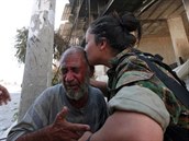 Dojatého staíka líbá kurdská bojovnice.