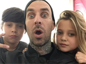 Díviným otcem je Travis Barker, bubeník pop punkové kapely Blink-182.