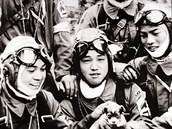 Náctiletí kamikaze se mazlí se tátkem ped nástupem na misi, 1945.