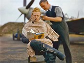 Pilot RAF si nechává mezi msiemi zastihnout vlasy.