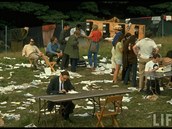 Novinái, reportující pímo z Woodstocku.