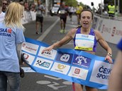 První maraton v ivot bela Eva Vrabcová-Nývltová v kvtnu v Praze.