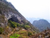 Jeskyn Zhongdong, podle která má vesnice své jméno se nachází v horách v...