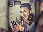 Zpvák se pochlubil thotenstvím své eny.