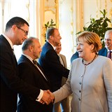 Merkelov se pozdravila i s prezidentovm mluvm Jim Ovkem.