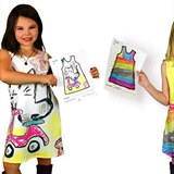 Firma vyrábí dívčí šatičky na míru podle návrhů dětí.
