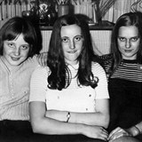 Angela Merkelov (vlevo) se svmi kamardkami ve vku 17 let.