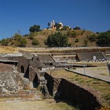 Kostelk v mexickm mst Cholula vypad jako obyejn stavba na kopci. Ve...