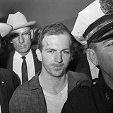Podle vyetovatel zastelil Kennedyho tyiadvacetilet Lee Harvey Oswald....