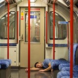 Noční metro v Londýně.