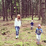 Se svými dětmi vyrazila do lesa na sběr hub i Simona Krainová.
