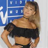Ariana Grande sice odhalila sv sexy bko, nikoho svm modelem vak pli...