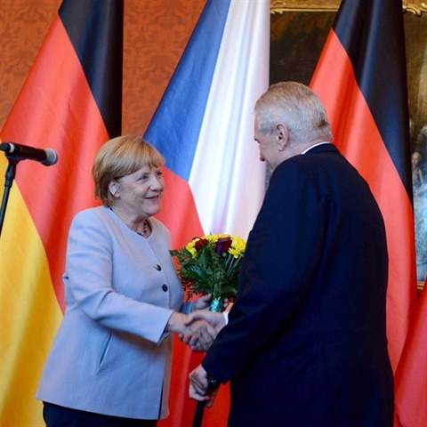 Merkelov k poesen ruky dostala i kytici.