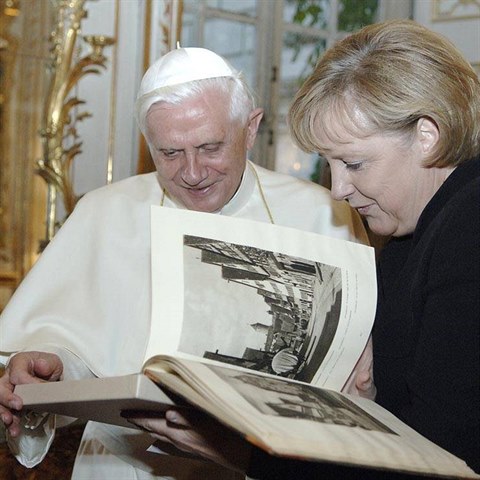 Merkelov se svm krajanem, bvalm papeem Benediktem XVI.